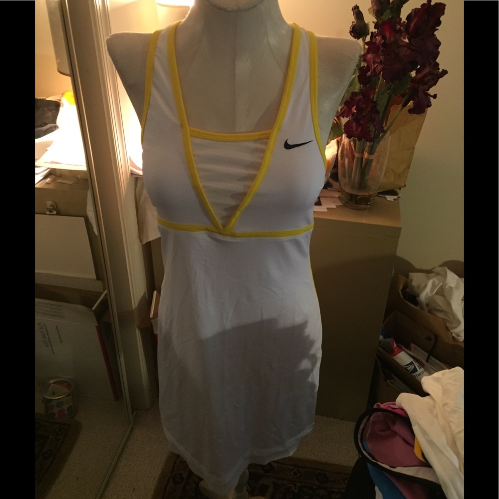 Nike women’s tennis dress SAMPLE small